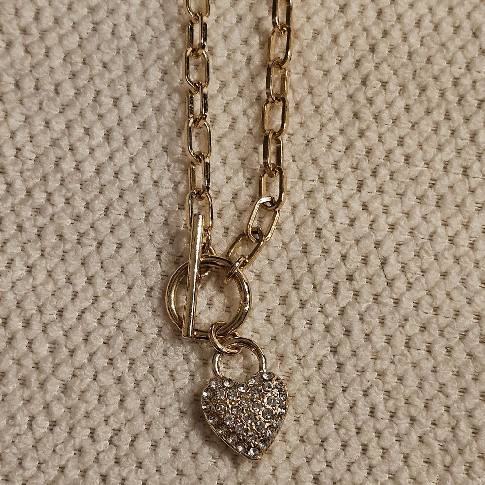 Sparkling heart with on gold chain